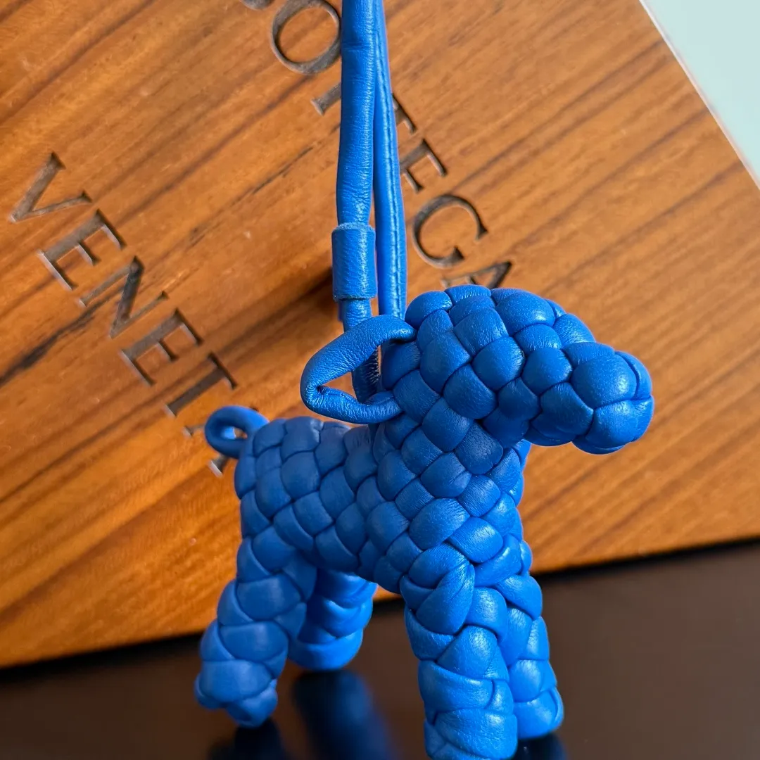 Batch 540 BOTTEGA VENETA2025 new puppy-shaped pendant braided puppy is now online😎The leather braided puppy-shaped pendant can be hung on any handbag, and it is as cute, delicate and colorful as it matches with a bag. Cute and cute, it will touch your heart at any time. It can be hung on bags or keychains. Who can resist such a cute puppy? Style number: 807068